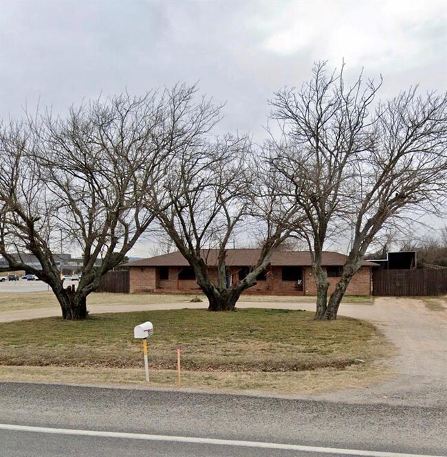 1055 N Main St, Springtown, TX 76082 - photo 2