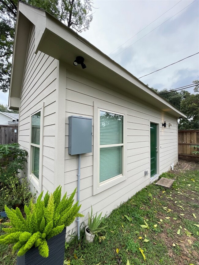 416 Avenue of Oaks St unit C, Houston, TX 77009 - photo 2