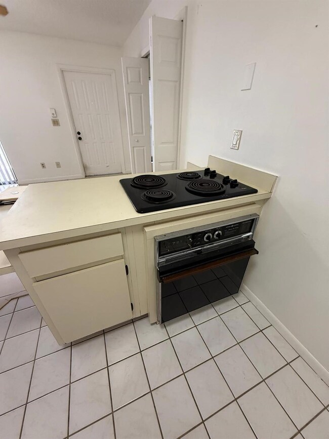 645 Executive Center Dr unit R-104, West Palm Beach, FL 33401 - photo 4