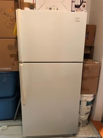 refrigerator to remain in kitchen