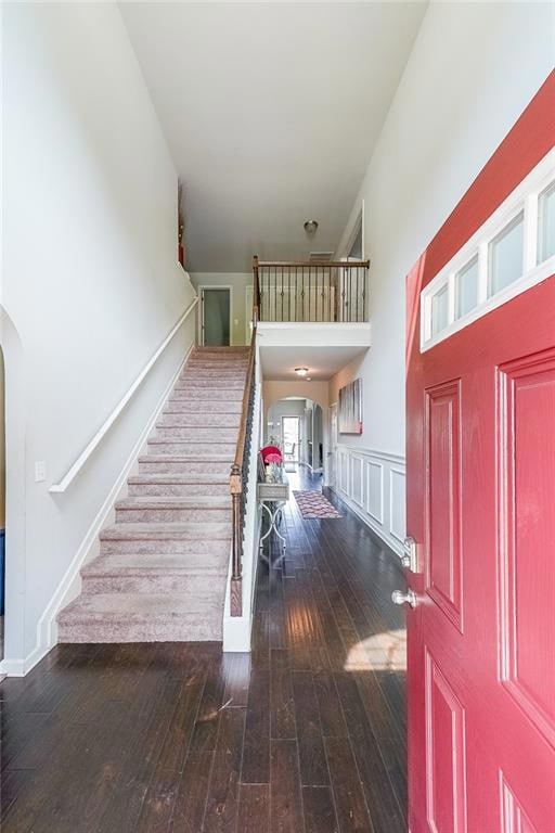 Foyer entrance featuring arched walkways, stairway
