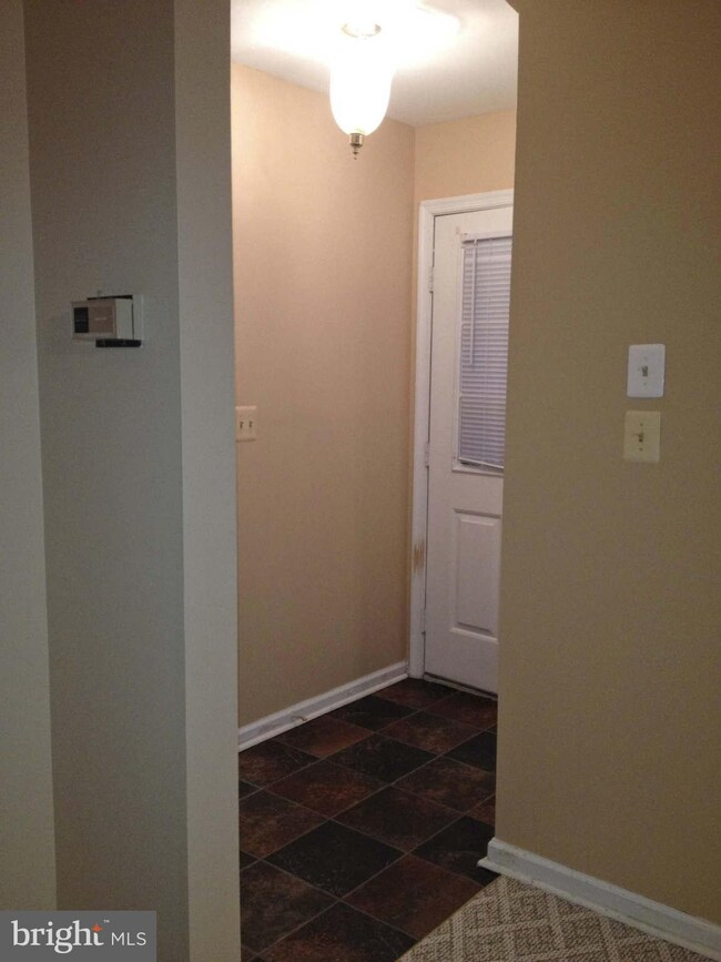 16302 Taconic Cir unit 100C, Dumfries, VA 22025 - photo 2