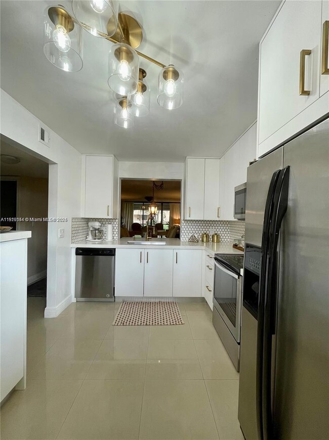 8592 W Sunrise Blvd unit 111, Plantation, FL 33322 - photo 5