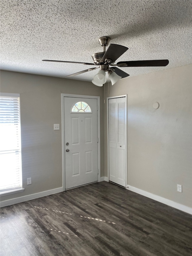 802 Las Palmas Dr, Grand Prairie, TX 75052 - photo 3