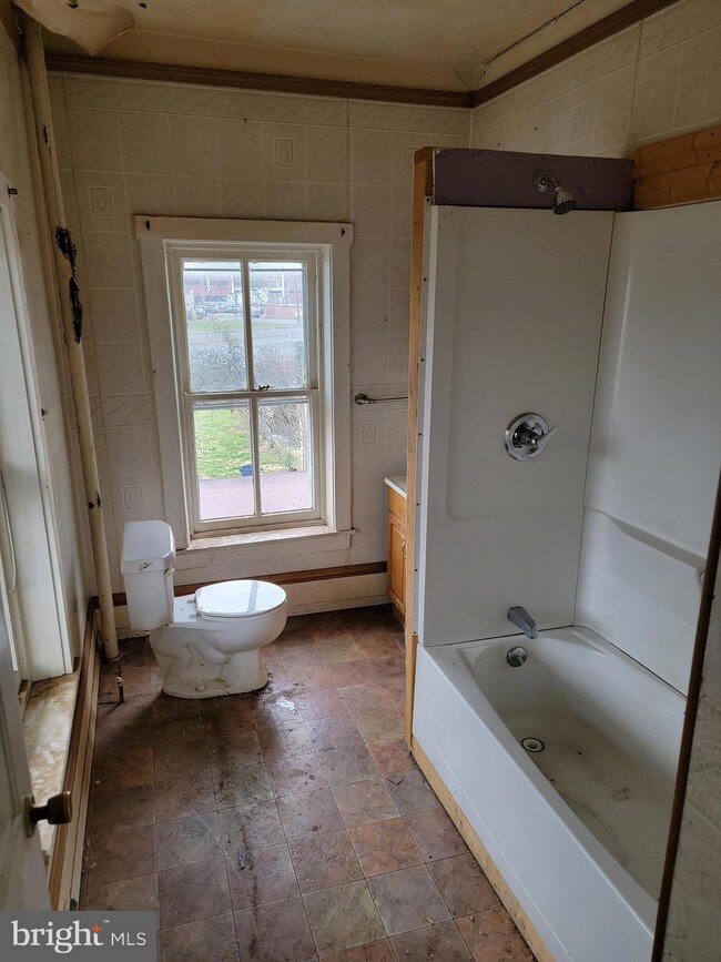 142 Lower Market St, Milton, PA 17847 - photo 4