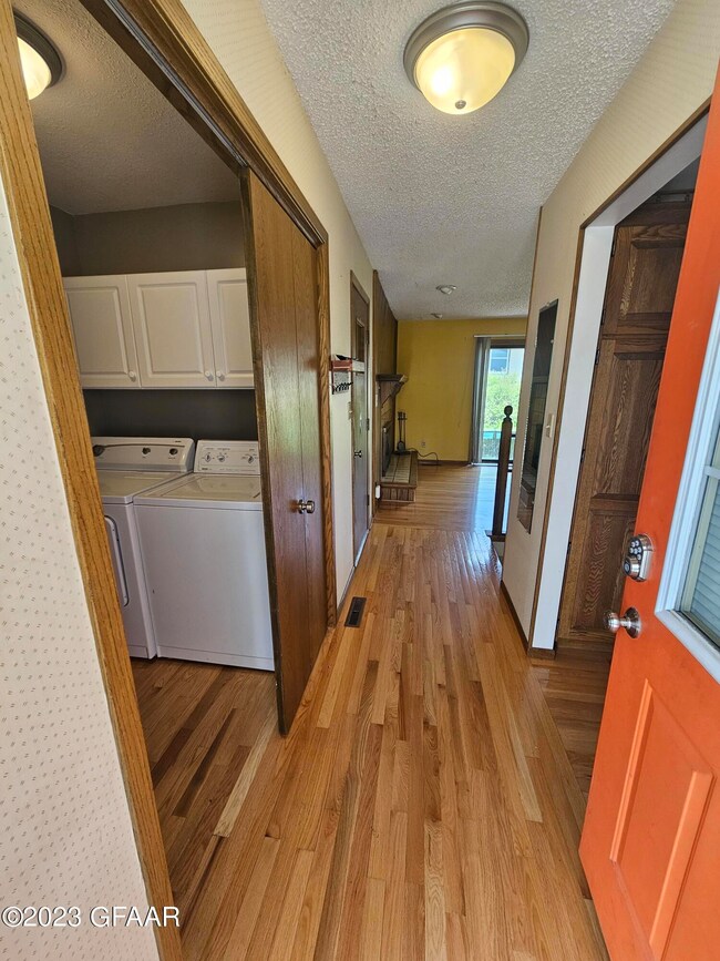 2302 W Springbrook Ct, Grand Forks, ND 58201 - photo 3