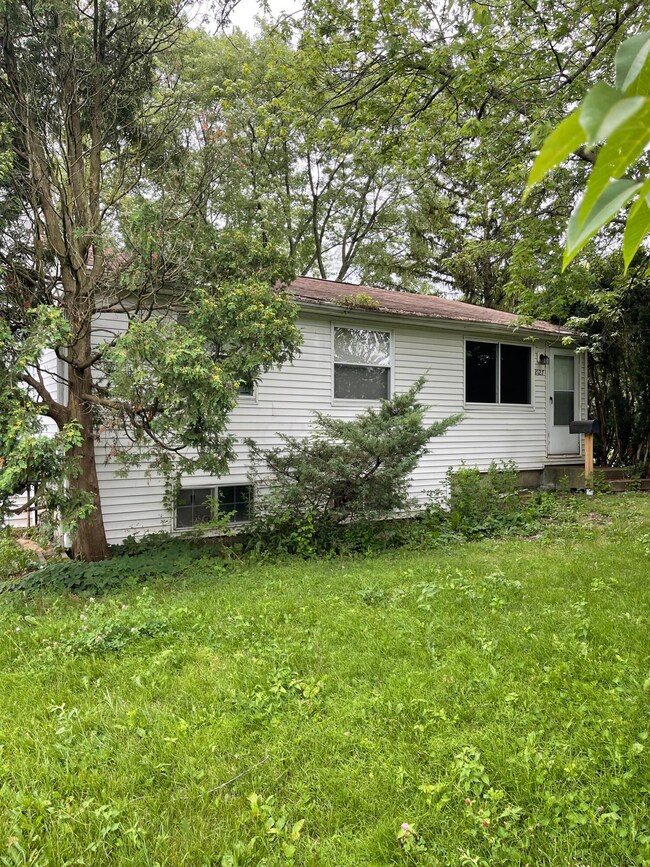 2127 Laurelwood Dr, Columbus, OH 43229 - photo 2