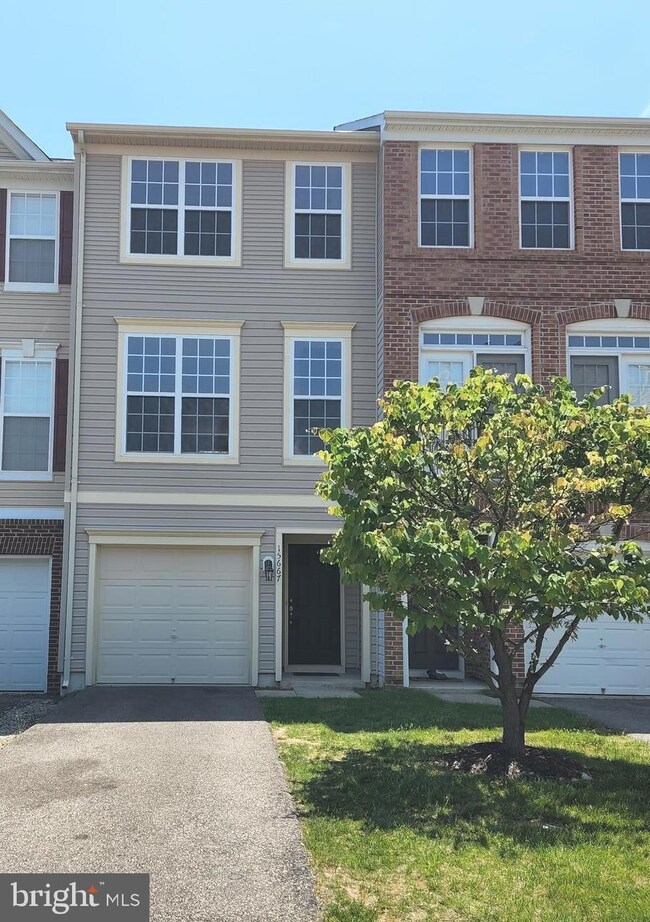 15667 John Diskin Cir, Woodbridge, VA 22191 - photo 2