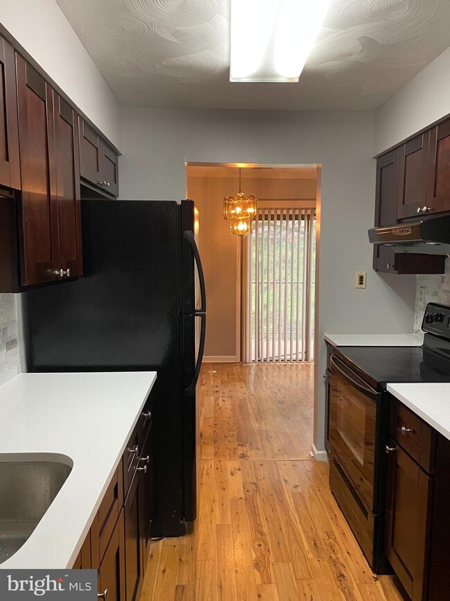 602B Cypress Point Cir unit 602B, Mount Laurel, NJ 08054 - photo 3