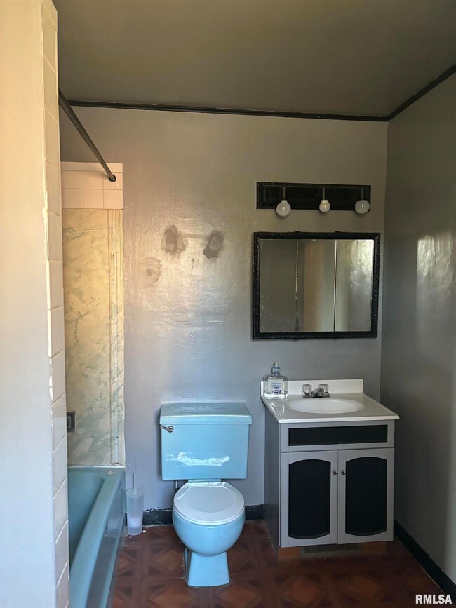 1711 Washington St unit 2, Davenport, IA 52804 - photo 6