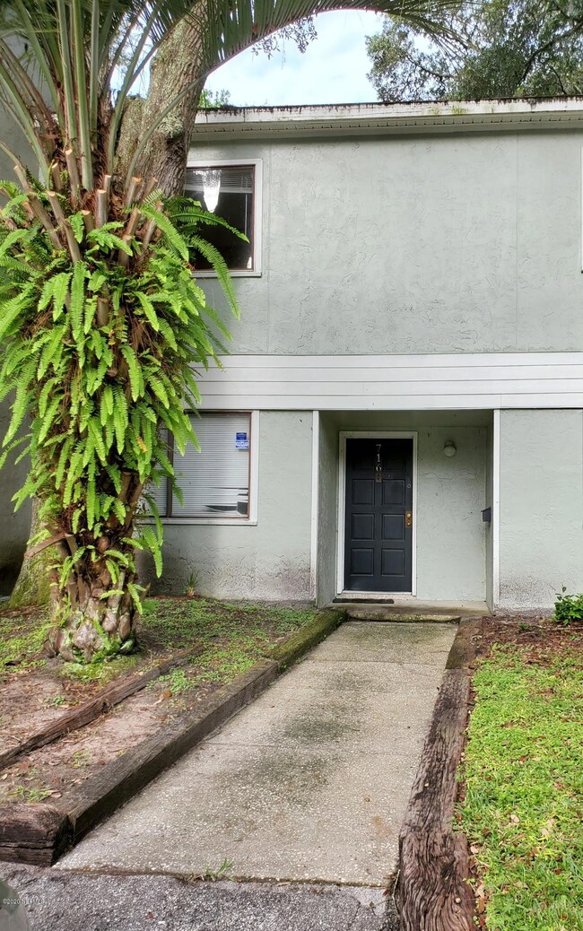 716 Oaks Manor Ct, Jacksonville, FL 32211 - photo 2