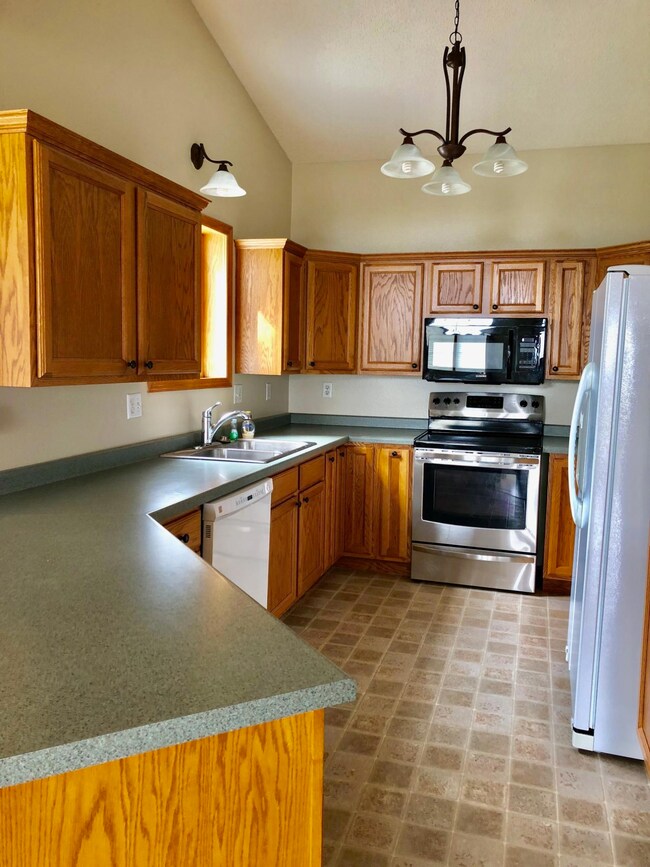 1106 13th Ave SW, Jamestown, ND 58401 - photo 5