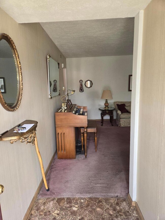 2752 Bernadette Rd, Columbus, OH 43204 - photo 2