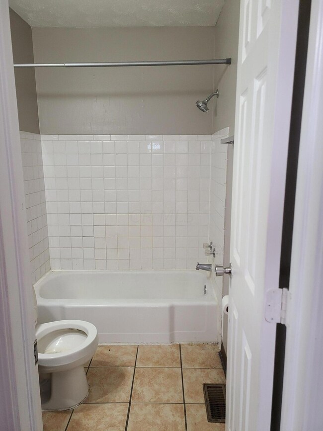1620 Bathroom pic1