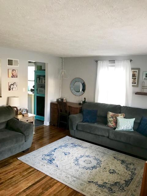 521 Warren Ave living room 1