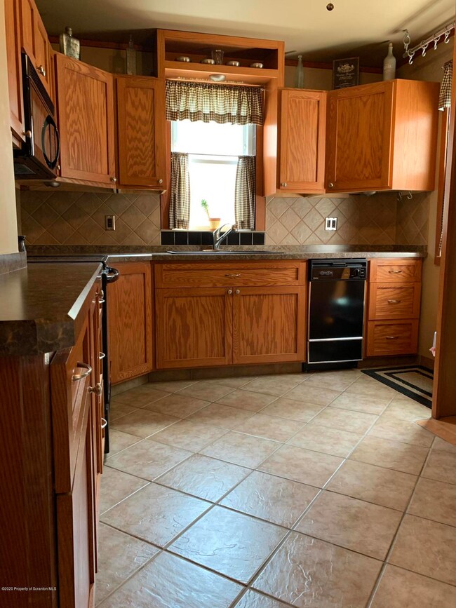 1121 Foster St, Scranton, PA 18508 - photo 3