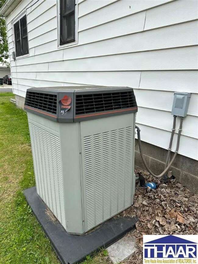 120 E St NE, Linton, IN 47441 - photo 5