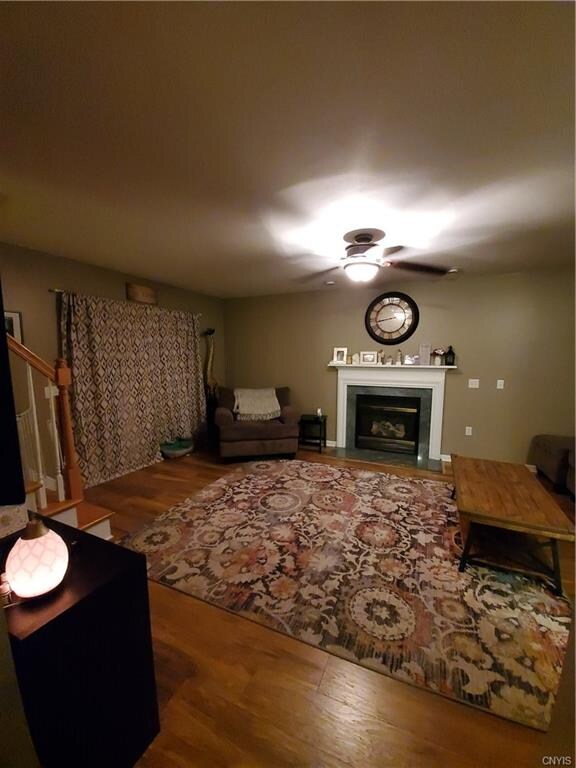 Livingroom with gas fireplace