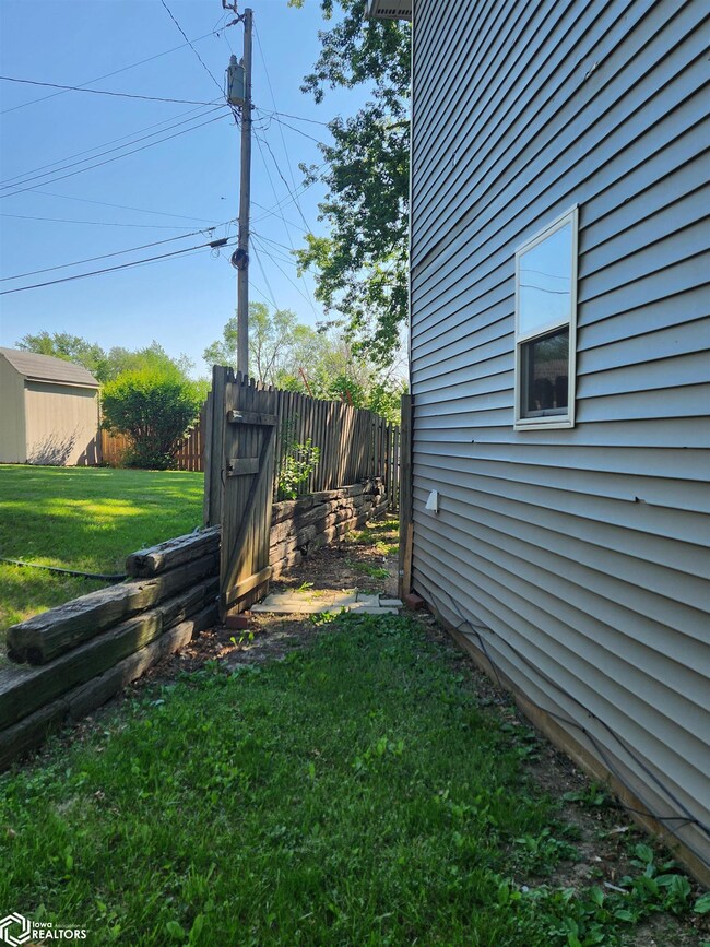 608 E 26th St S, Newton, IA 50208 - photo 6