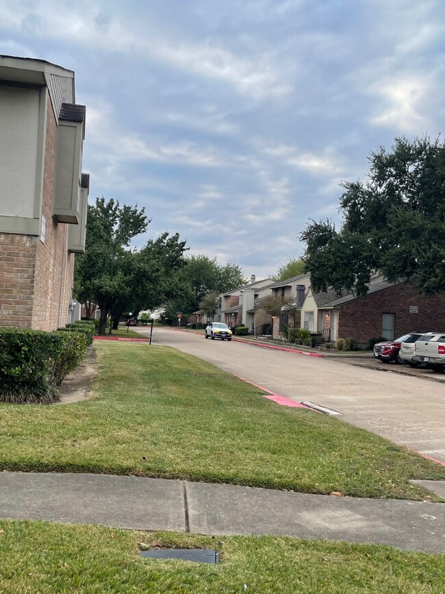 9250 Beechnut St unit 21, Houston, TX 77036 - photo 2