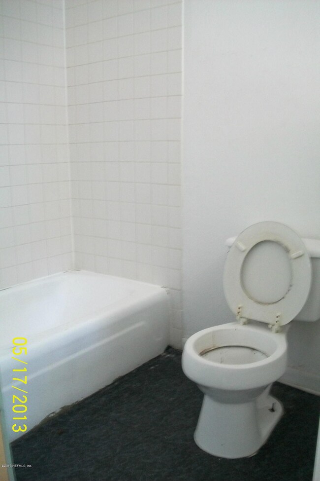 Upstairs Bath (1) 1846 Brewster