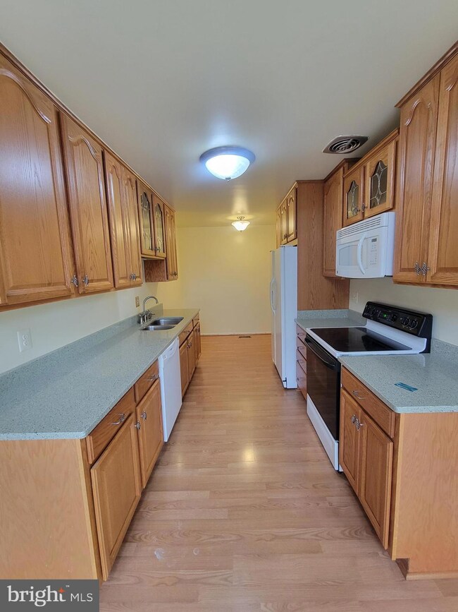 9412 Gentle Cir, Montgomery Village, MD 20886 - photo 4