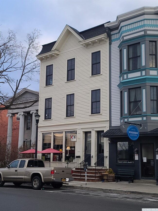 742 Warren St unit 3 Fro, Hudson, NY 12534 - photo 2