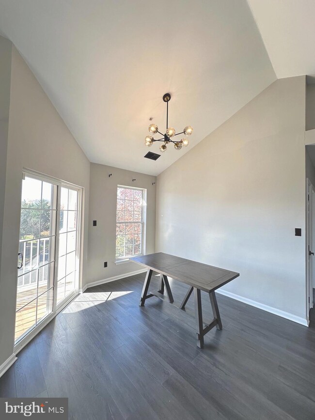 25272 Riffleford Square unit 304, Chantilly, VA 20152 - photo 3