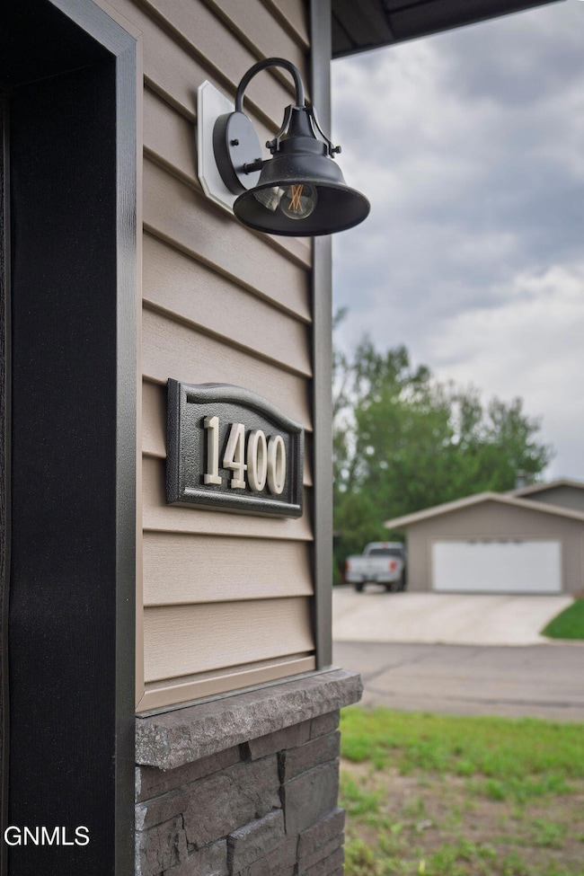 1414 10th St SW, Jamestown, ND 58401 - photo 5