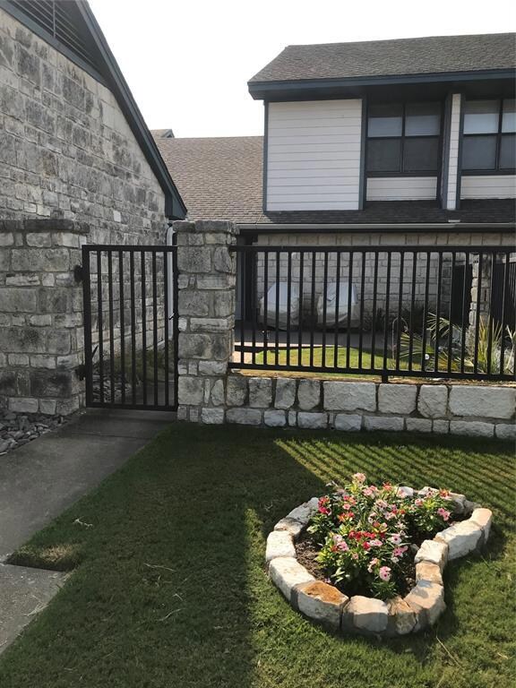 19083 White Bluff Dr, Whitney, TX 76692 - photo 2