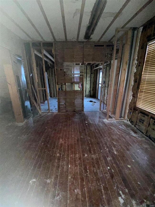 dining room to kitchen