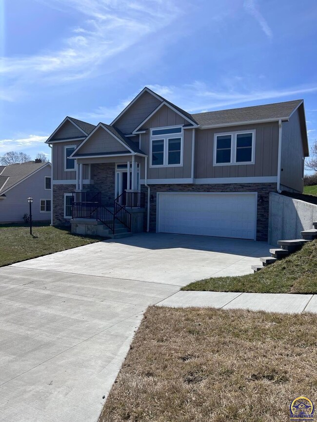 5117 SW Fieldcrest Ct, Topeka, KS 66610 - photo 2