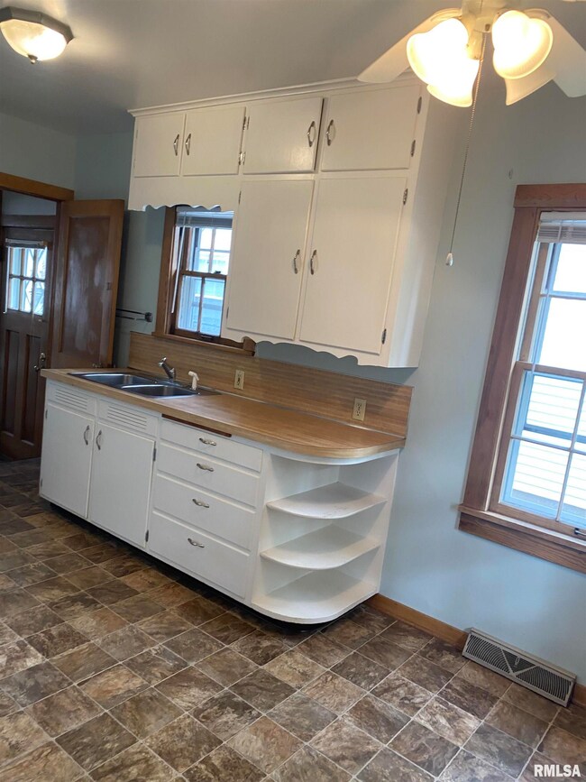 2109 4th St, Moline, IL 61265 - photo 7