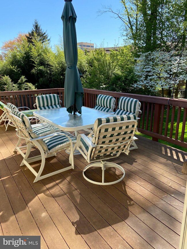 8329 Carnegie Dr, Vienna, VA 22180 - photo 7