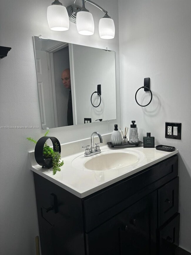 410 SE 4th Ave unit 4, Hallandale Beach, FL 33009 - photo 5