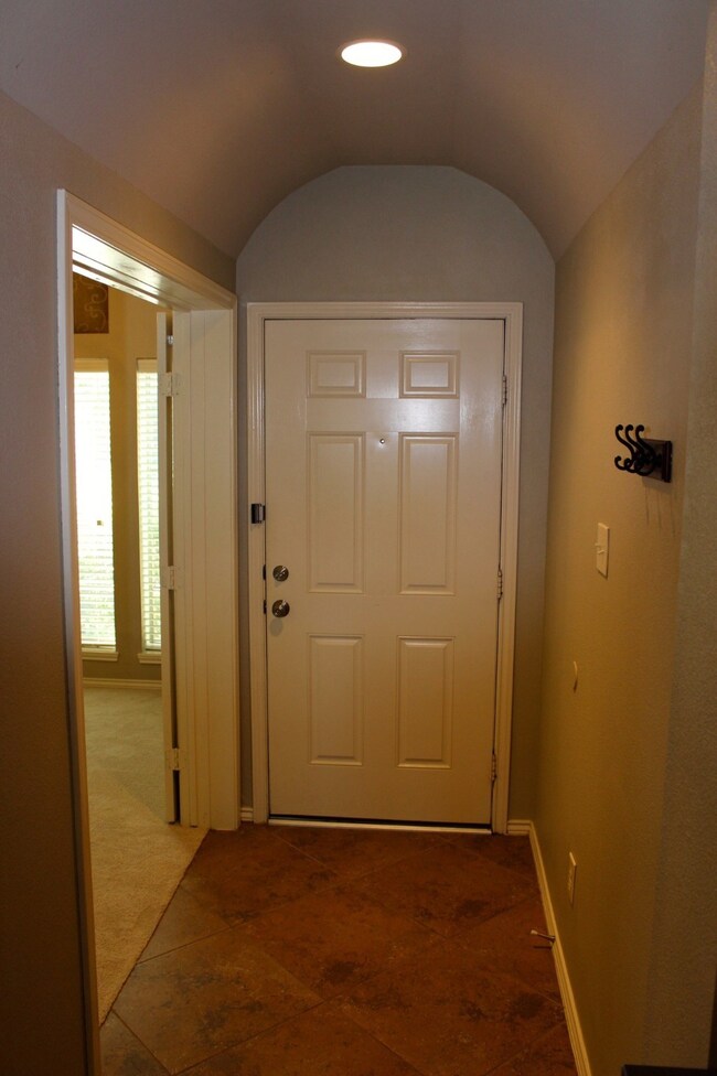 Tiled entry with arched ceiling!