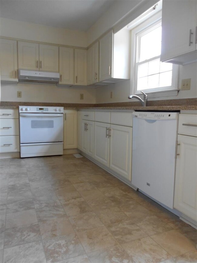 2108 Perry Dr, Jacksonville, NC 28546 - photo 5