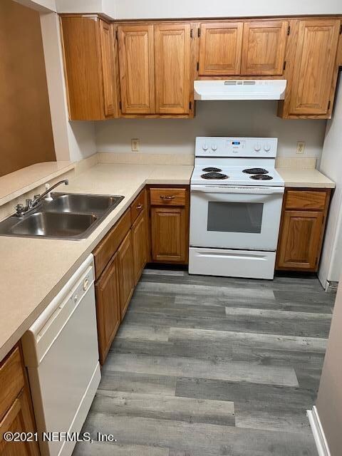 4516 Melissa Ct W, Jacksonville, FL 32210 - photo 3