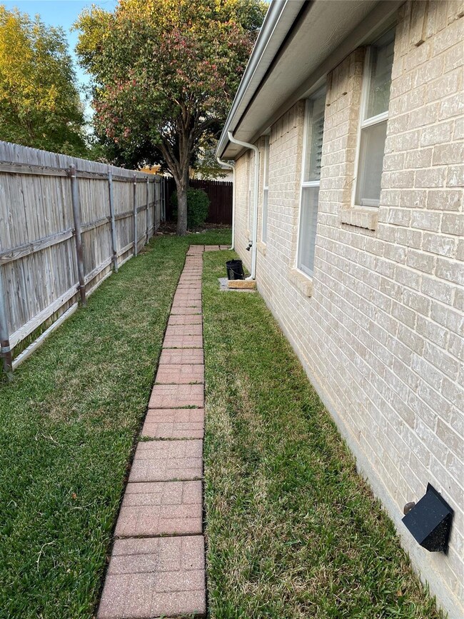 720 Bent Tree Ct, Hurst, TX 76054 - photo 7