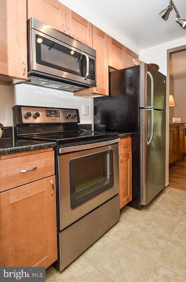 8910 Shamrock Ct, Springfield, VA 22152 - photo 7