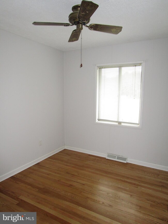 8239 Reece Heights Dr, Severn, MD 21144 - photo 5