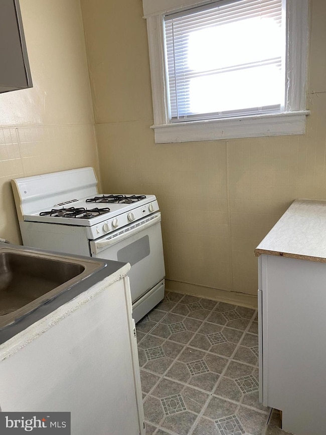 3921 W Mulberry St, Baltimore, MD 21229 - photo 6