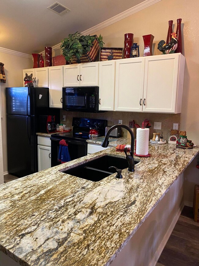 full kitchen with bar area