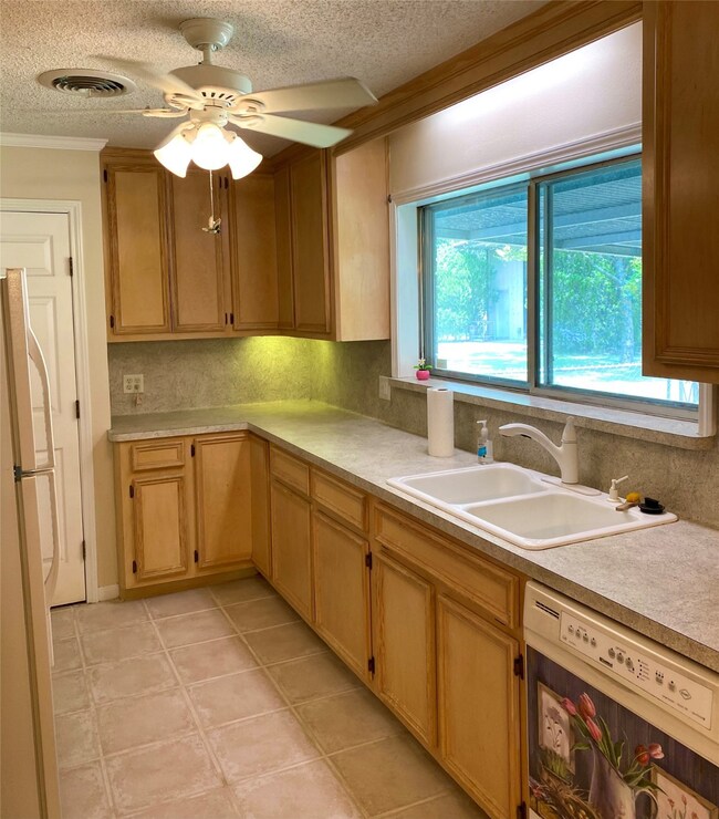 1609 Edna Ave, Bay City, TX 77414 - photo 5