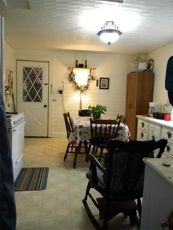 COUNTRY KITCHEN WITH ENTRANCE TO 3...