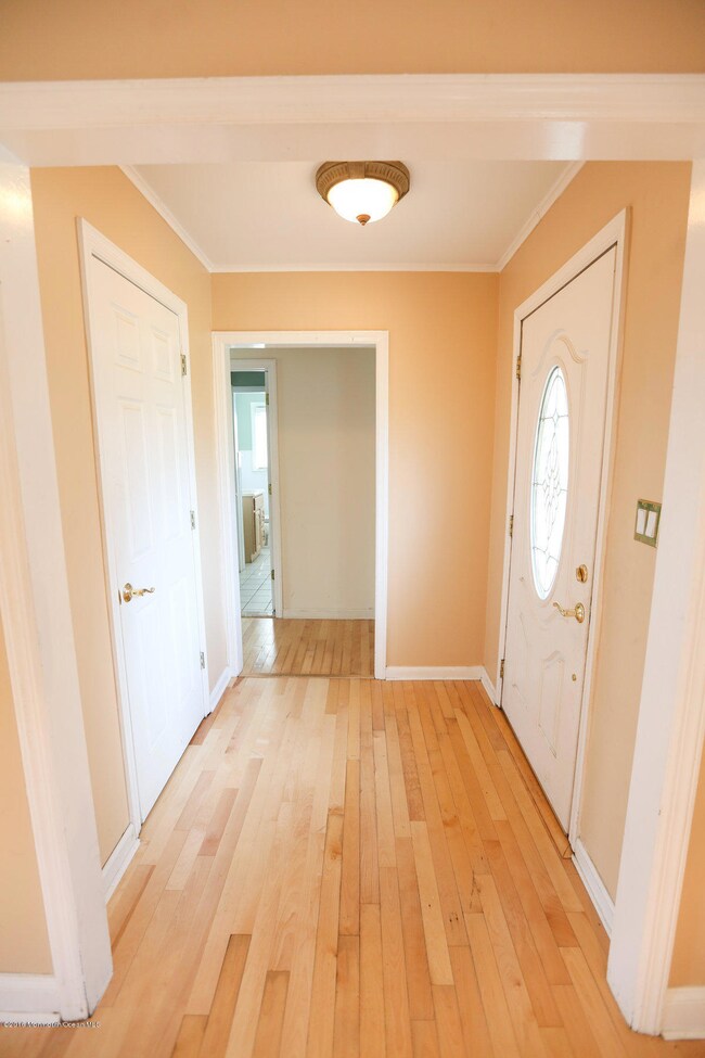 56 Poplar Ave Foyer