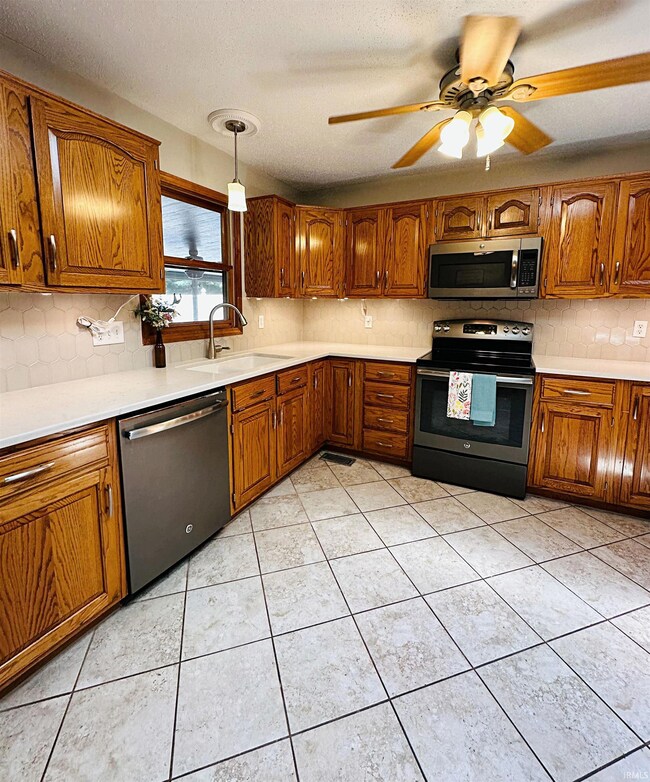 925 NW 2nd St, Washington, IN 47501 - photo 5