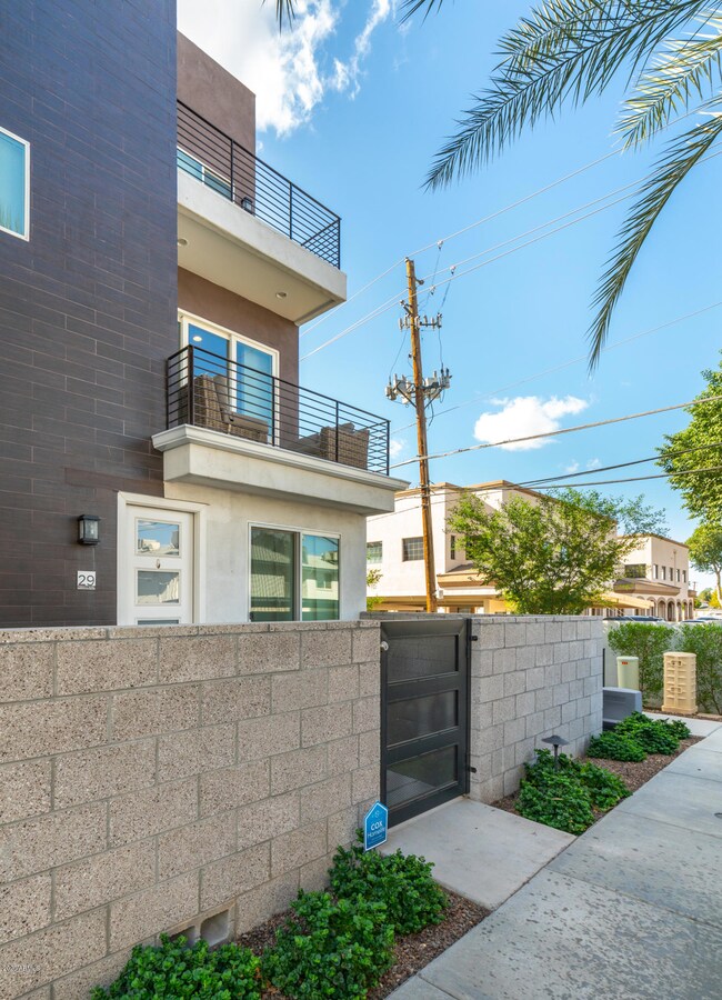 Walled Patio & Patio Gate