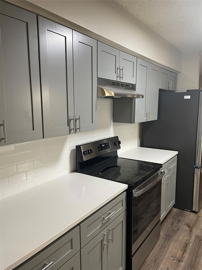 736 Highland Crest Dr, Hurst, TX 76054 - photo 2