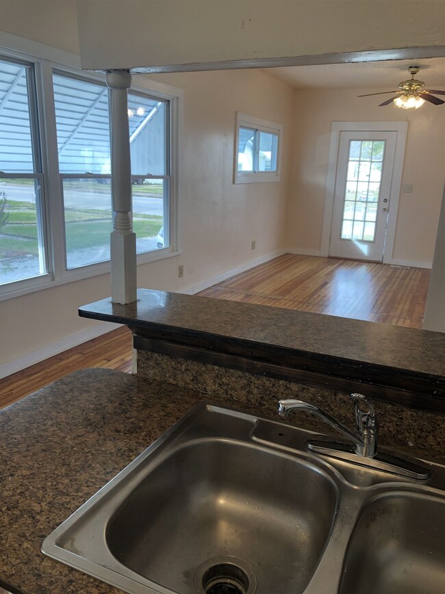 1139 E Columbia St, Evansville, IN 47711 - photo 2